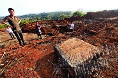 下黄天然村的这个采石场合正在山头
